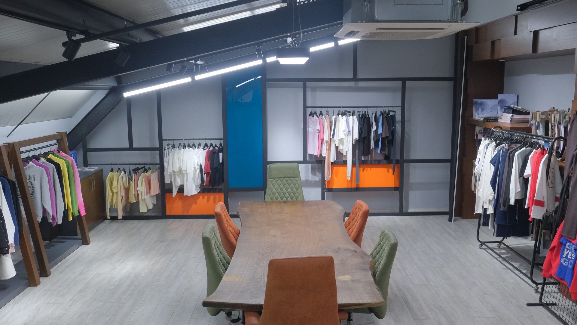 Dikiş makinesi ve tekstil detayı